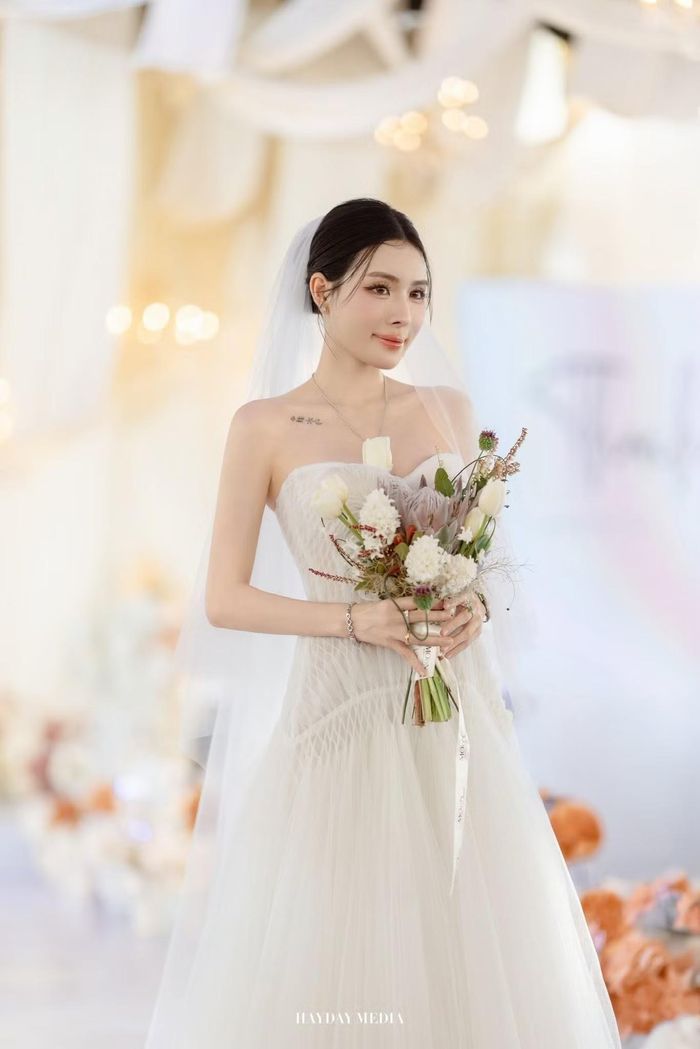Bích Hạnh khoe sắc với trang phục cúp ngực.