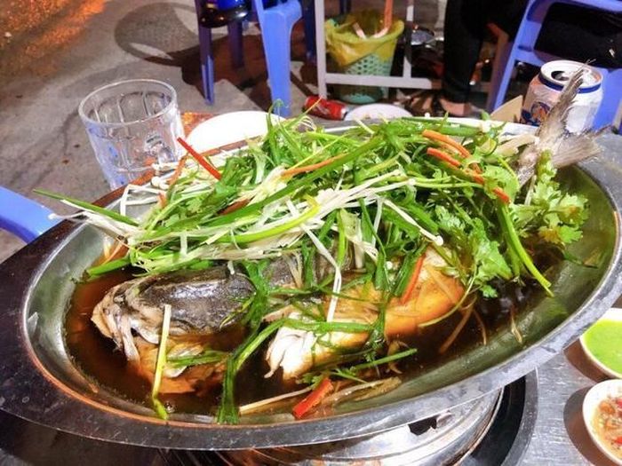 Lẩu cá cu lại hấp dẫn bởi phần nước dùng nấu từ gà kết hợp với đầu và đuôi cá, thêm cà chua, đậu bắp cùng các loại rau thơm, tạo nên hương vị đậm đà đặc trưng. Ảnh minh họa