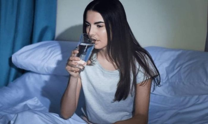 Trước khi uống nước để qua đêm, bạn nên quan sát và kiểm tra kỹ. Ảnh minh họa.