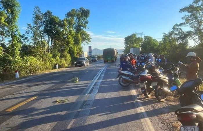 Hiện trường nơi phát hiện ông Th tử vong cạnh xe máy trên Quốc lộ 12C. Ảnh: Hoàng Anh.