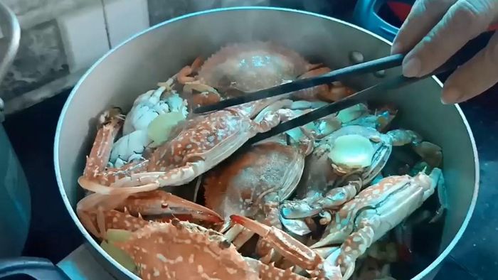 Để cua, ghẹ thơm ngon và không tanh, bạn nên lót dưới nồi hấp các nguyên liệu như sả đập dập, vài lát gừng hoặc thêm chút chanh. Ảnh minh họa.