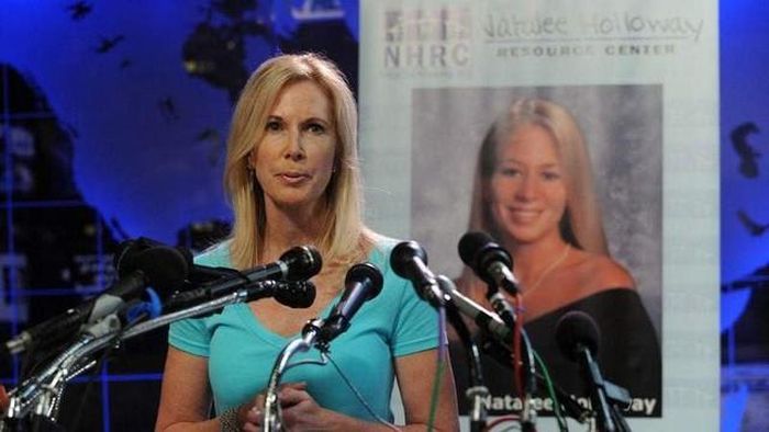 Bà Beth Holloway chưa bao giờ ngừng tìm kiếm công lý cho con gái. Ảnh: MEGA