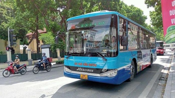 Hà Nội đang phát hành và thực hiện đổi toàn bộ thẻ vé tháng giấy sang thẻ vé giao thông áp dụng trên tất cả các tuyến xe buýt có trợ giá. (Ảnh minh họa).