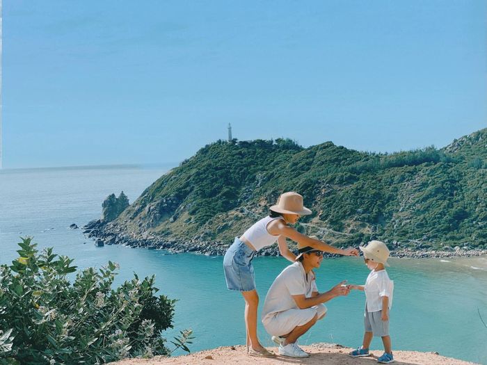 Thay vì để con quanh quẩn với điện thoại, nhiều phụ huynh lựa chọn đồng hành cùng con qua các hoạt động ngoài trời và trải nghiệm thực tế.