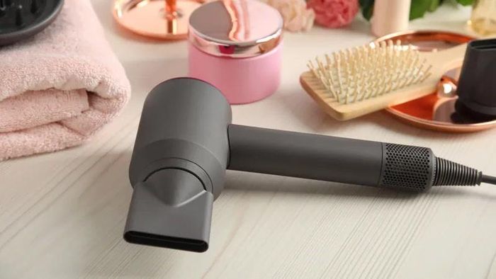 Máy sấy tóc là thiết bị rất hữu ích nếu được sử dụng đúng cách
