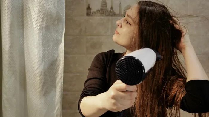 Bạn chỉ nên sấy đến khi tóc khô khoảng 80 - 90%, sau đó để tóc khô tự nhiên.