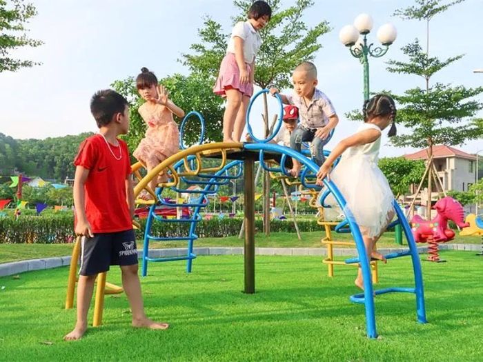 Cha mẹ nên theo dõi sức khỏe của trẻ khi tham gia các hoạt động ngoài trời kéo dài
