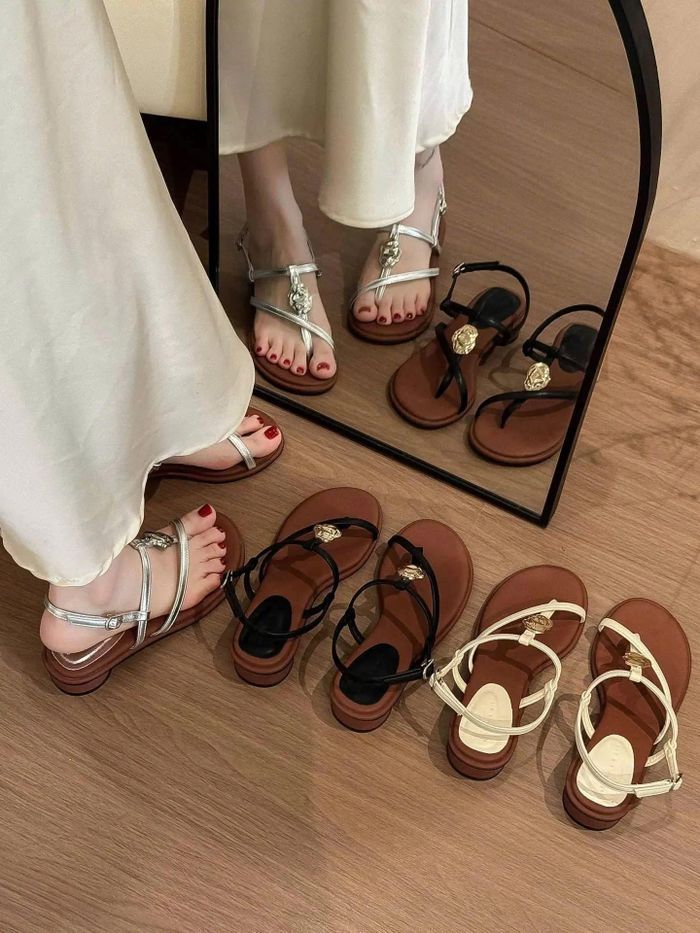  Sandal xỏ ngón dễ gây lộ khuyết điểm như da chân khô, bàn chân và ngón chân thô 