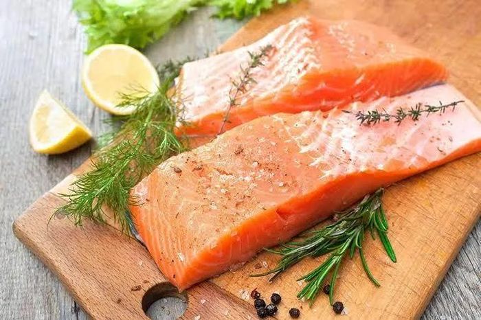 Hạn chế ăn cá sống hoặc chưa được nấu chín kỹ