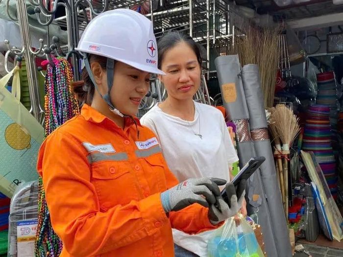Nhân viên CTĐL Hưng Yên tuyên truyền khách hàng sử dụng điện tiết kiệm, hiệu quả