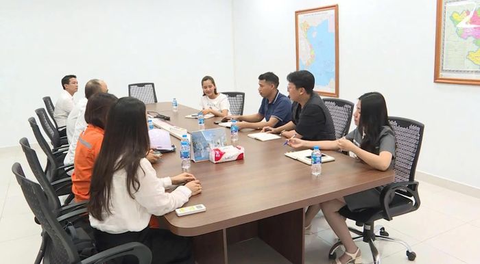 Cán bộ và nhân viên Điện lực Ân Thi trao đổi về chương trình tiết kiệm điện, hiệu quả của điện mặt trời tại Công ty TNHH SAMHONGSA xã Xuân Trúc