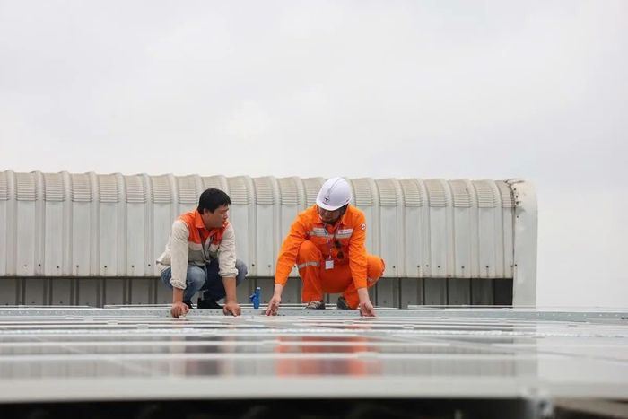 Nhân viên CTĐL Hưng Yên tư vấn khách hàng lắp đặt điện mặt trời mái nhà tại Công ty TNHH Youngone Hưng Yên