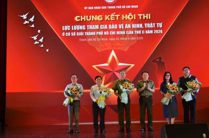 Đại tá Nguyễn Thanh Bình tặng hoa cảm ơn các đơn vị tổ chức, đồng hành cùng cuộc thi