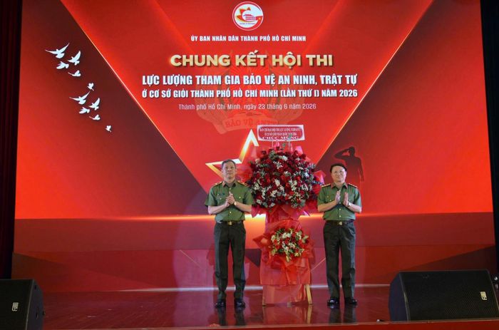 Đại tá Nguyễn Thanh Bình tặng lẵng hoa chức mừng hội thi