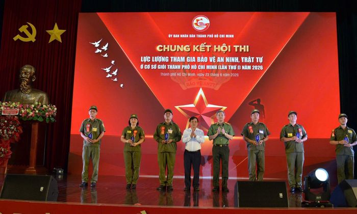 Thiếu tướng Tạ Văn Đẹp, Phó Giám đốc Công an Thành phố và ông Phạm Thành Nhân, Phó Giám đốc Sở Nội vụ Thành phố tặng quà lưu niệm cho các đội tham dự hội thi