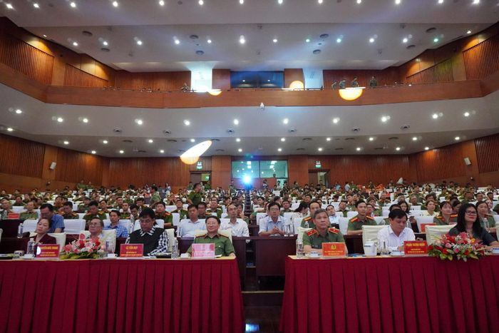Các đại biểu cùng khán giả theo dõi cuộc thi