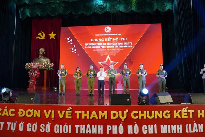 Thiếu tướng Tạ Văn Đẹp, Phó Giám đốc Công an Thành phố và ông Phạm Thành Nhân, Phó Giám đốc Sở Nội vụ Thành phố tặng quà lưu niệm cho các đội tham dự hội thi