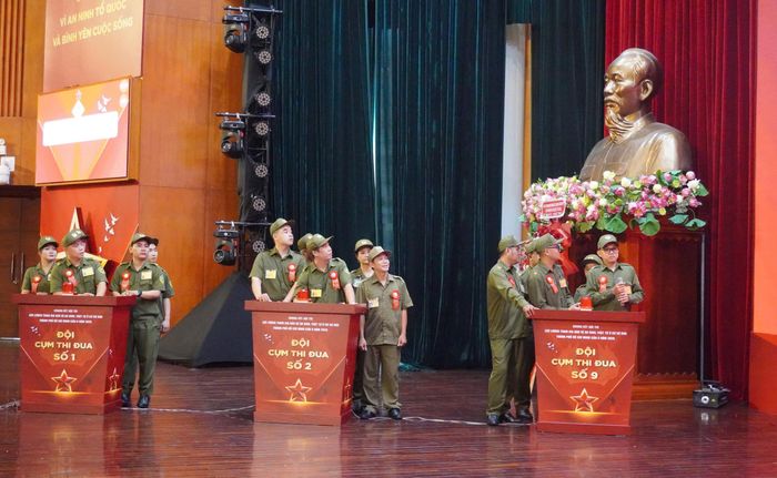 Các đội thi trên sân khấu
