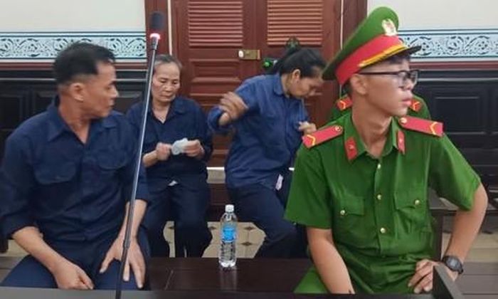 Ba bị cáo tại tòa