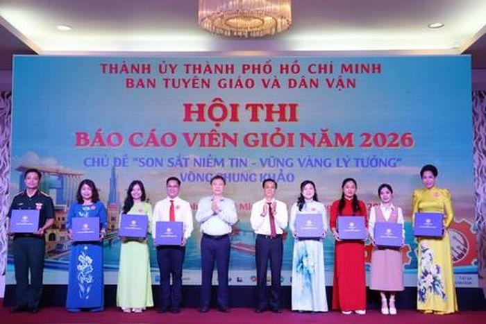 Các báo cáo viên tham dự hội thi được Ban tổ chức trao quà tặng