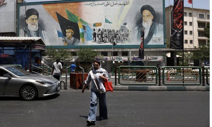 Người dân di chuyển trên đường phố thủ đô Tehran, Iran giữa xung đột với Mỹ - Ảnh: Reuters