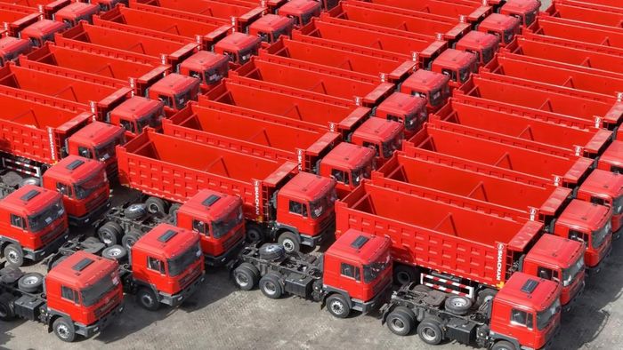 Ảnh minh họa những chiếc xe tải sản xuất tại Trung Quốc đang chờ được chất lên tàu để xuất khẩu tại cảng Yên Đài, tỉnh Sơn Đông, Trung Quốc - Getty.