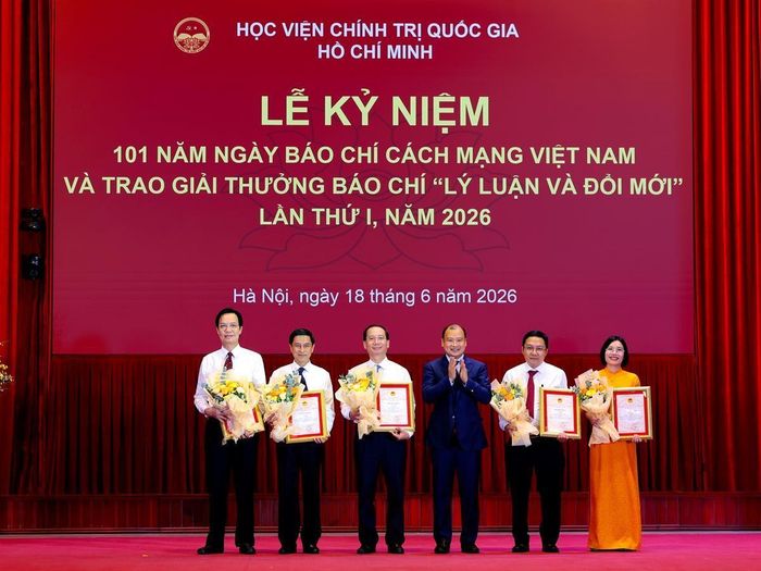 PGS.TS Lê Hải Bình trao Giải Nhì cho các tác giả.