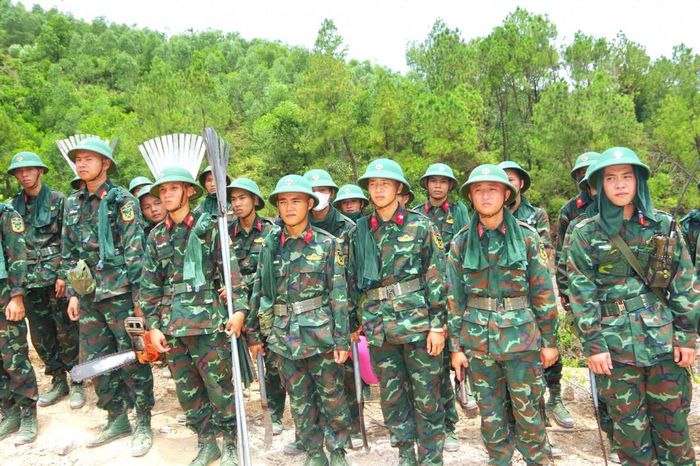 Lực lượng Quân đội được huy động, tăng cường thêm để tham gia chữa cháy. (Ảnh: QSNA)