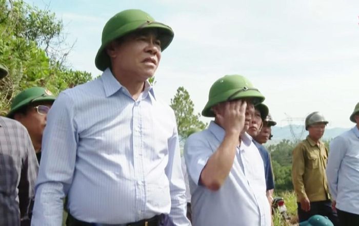Chủ tịch UBND tỉnh Nghệ An Võ Trọng Hải trực tiếp chỉ đạo chữa cháy tại hiện trường.