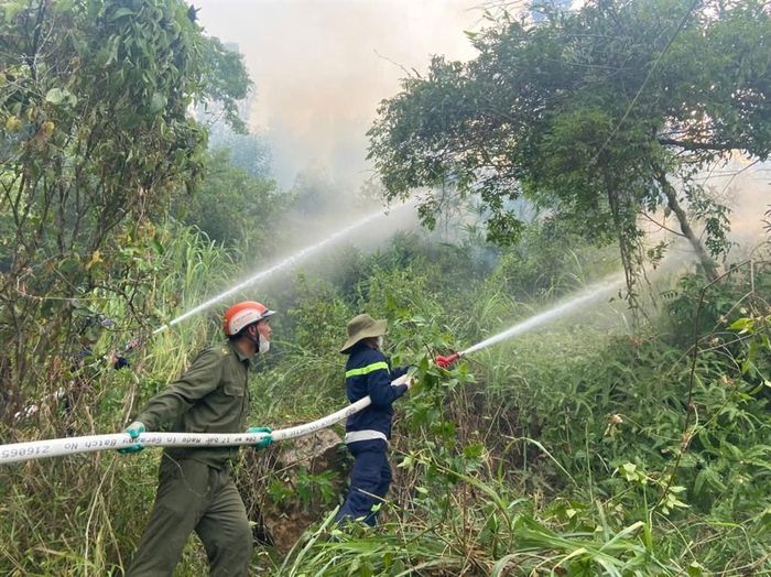 Nỗ lực dập lửa, tránh xảy ra cháy gần khu vực nhà dân. (Ảnh: TN.GOV)