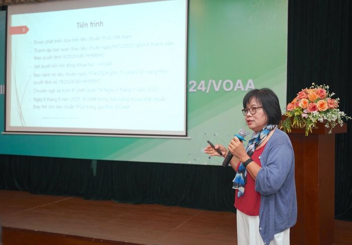 Bà Từ Thị Tuyết Nhung, Ủy viên Ban Thường vụ, Trưởng Ban Tiêu chuẩn VOAA, trình bày nội dung Tiêu chuẩn cơ sở về nông nghiệp hữu cơ.