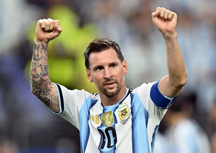 Messi đưa Argentina vào vòng 1/16. (Ảnh: Reuters)