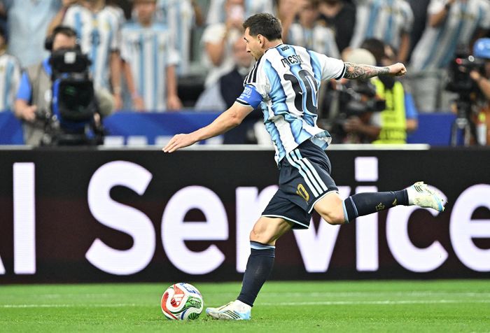 Lionel Messi có cơ hội ghi bàn sớm trong trận Argentina gặp Áo. Anh chỉ cần thêm 1 bàn để phá kỷ lục ghi bàn nhiều nhất mọi thời đại tại World Cup. (Ảnh: Reuters)