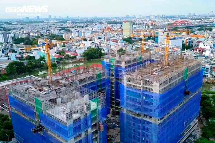 Công trình đã vươn cao lên tầng 14 sau gần một năm thi công.