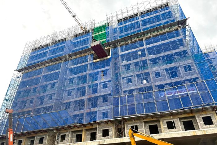 "Chúng tôi đang cố gắng hết sức để dự án hoàn thành sớm, giải quyết nhanh vấn đề nhà ở cho người dân bị ảnh hưởng bởi dự án tái định cư rạch Xuyên Tâm. Dù hiện đang vượt tiến độ 4 tháng, song chúng tôi cũng gặp những khó khăn chung về vấn đề thiếu hụt công nhân. Hầu hết công nhân hiện tại đều làm tăng ca, làm cả ban đêm", đại diện Công ty Cổ phần Xây dựng số 5 nói.