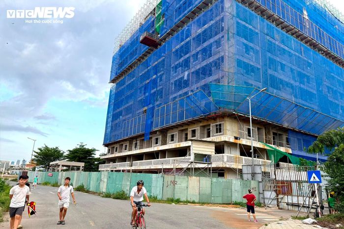 Theo ghi nhận của PV Báo Điện tử VTC News, công trình hiện đã cơ bản hoàn thành phần kết cấu nhiều tầng, hệ thống giàn giáo và lưới bảo hộ phủ kín các mặt công trình. Trên công trường, nhiều hạng mục đang được triển khai đồng thời nhằm đẩy nhanh tiến độ thi công.
