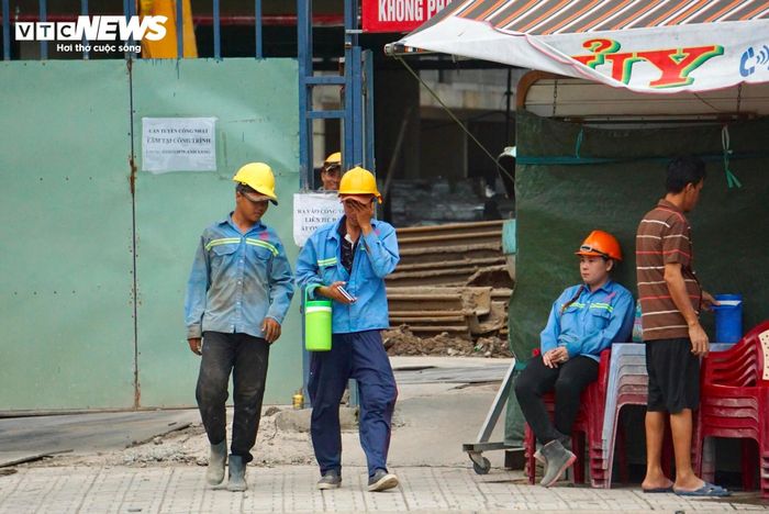 Để bù đắp tình trạng thiếu hụt nhân công trong ngành xây dựng, phần lớn công nhân đều được bố trí làm việc tăng ca.