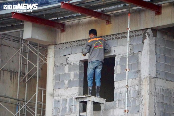 Công nhân làm việc trên các tầng cao của dự án trong những ngày đẩy nhanh tiến độ thi công.