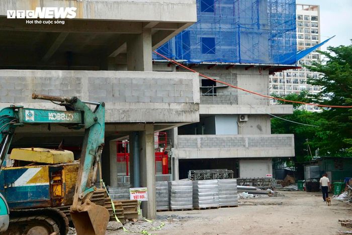 Khối đế công trình dần hoàn thiện, hình hài dự án ngày càng rõ nét.
