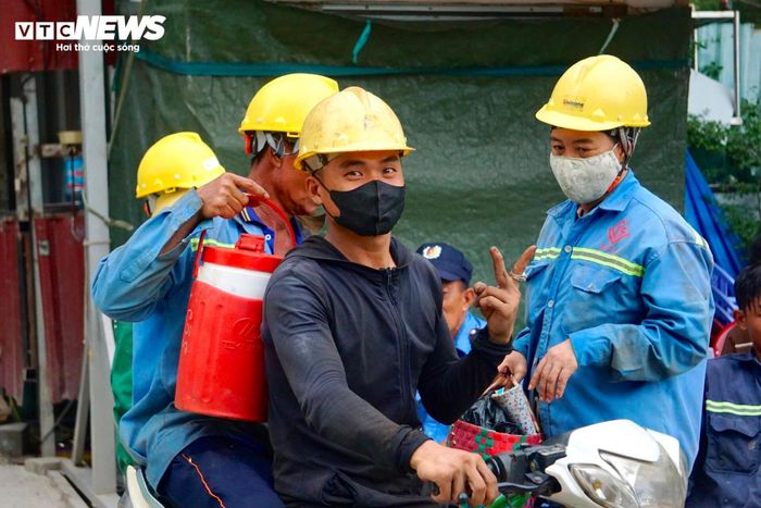 "Bình thường tôi làm 8 tiếng/ngày, nay có cơ hội làm 12 tiếng/ngày cũng tốt, tăng thêm thu nhập", một công nhân cho hay.