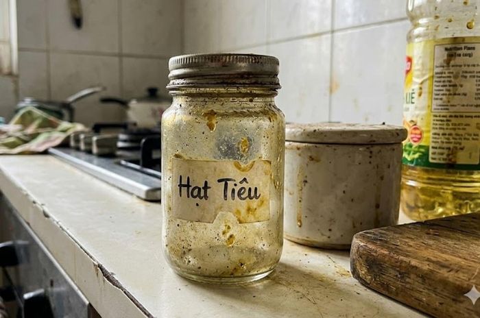 Hũ đựng gia vị thường phải hứng chịu lượng hơi nước và dầu mỡ bay lên, bám thành một lớp màng nhờn rít trên vỏ chai, thu hút vi khuẩn và bụi bẩn. (Ảnh minh họa: AI)