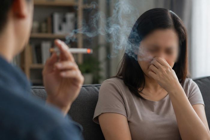Chồng day dứt vì thói quen hút thuốc suốt 30 năm khiến vợ hít phải khói độc hại.