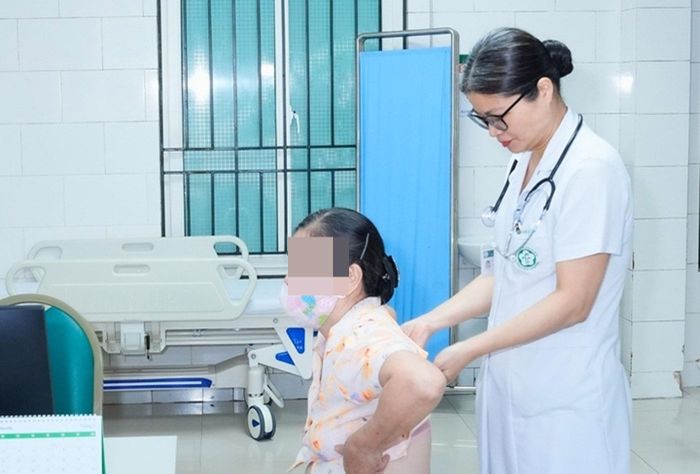 PGS.TS.BS Phạm Cẩm Phương thăm khám cho người bệnh