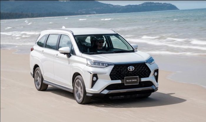 Mitsubishi Xpander và Toyota Veloz Cross là hai mẫu MPV có doanh số bán chạy nhất phân khúc dưới 1 tỷ đồng tại Việt Nam năm 2025.