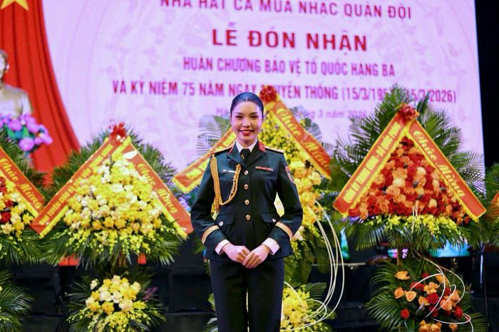 "Từ nhỏ, tôi đã nuôi dưỡng niềm đam mê nghệ thuật và luôn nỗ lực vượt qua những giới hạn của bản thân để theo đuổi ước mơ. Quá trình học tập và công tác trong môi trường nghệ thuật Quân đội giúp tôi rèn luyện tính kỷ luật, sự tự tin và tinh thần trách nhiệm. Là chiến sĩ, nghệ sĩ, tôi đến với cuộc thi không chỉ để thử thách bản thân mà còn mong muốn lan tỏa hình ảnh người phụ nữ Việt Nam hiện đại: tự tin, bản lĩnh và giàu lòng nhân ái. Tôi hy vọng có cơ hội được học hỏi, trưởng thành hơn trên hành trình này, đồng thời sử dụng tiếng nói và sức ảnh hưởng của mình để góp phần thực hiện những hoạt động cộng đồng ý nghĩa", Cẩm Nhi cho biết.