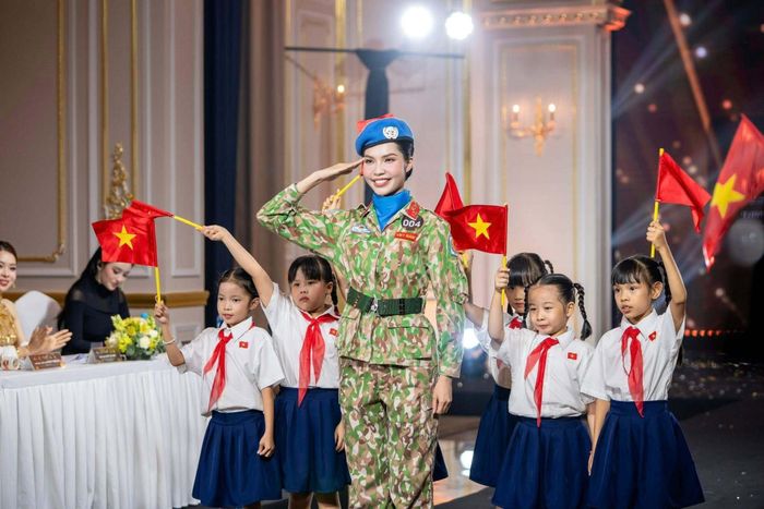 Ngay sau vòng sơ khảo Miss Grand Vietnam 2026, thí sinh Phan Cẩm Nhi nhanh chóng trở thành cái tên được cộng đồng yêu nhan sắc chú ý. Không chỉ sở hữu ngoại hình nổi bật, người đẹp đến từ Phú Thọ còn là nữ quân nhân duy nhất tại mùa giải năm nay.