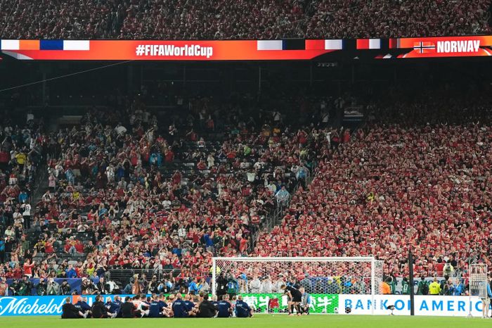Đây là lần đầu tiên kể từ năm 1998 Na Uy góp mặt tại World Cup. Với thành tích toàn thắng sau hai lượt trận, đội bóng Bắc Âu chắc chắn giành vé đi tiếp ở bảng I cùng tuyển Pháp. Ở lượt cuối vào ngày 26/6, Na Uy sẽ gặp Pháp để tranh ngôi đầu bảng. (Ảnh: AP)