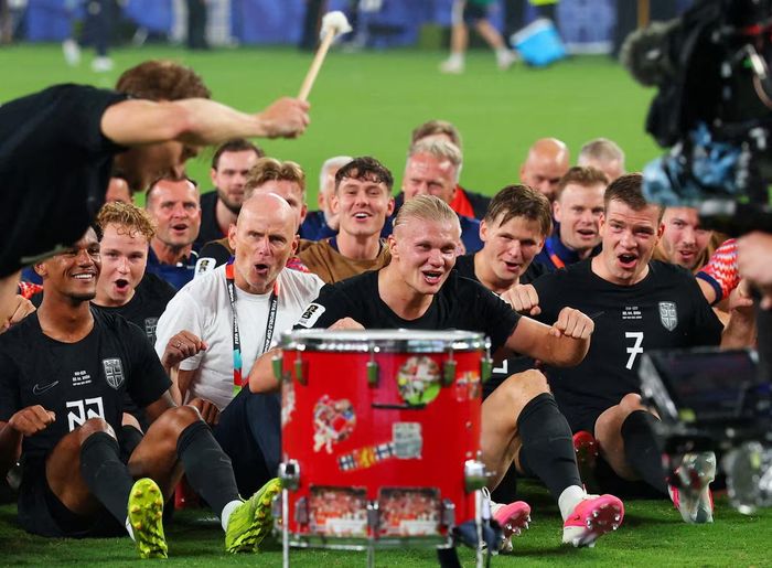 “Rất vui. Sau World Cup chúng tôi sẽ không tiếp tục chèo thuyền nữa, nhưng đây là một nét thú vị trong suốt giải đấu", HLV Stale Solbakken nói. (Ảnh: Reuters)