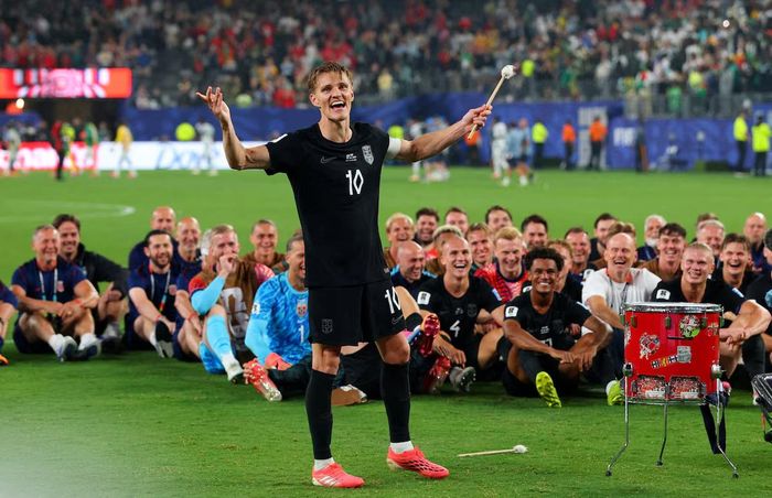 Haaland ngồi phía trước, trong khi đội trưởng Martin Odegaard đánh trống bongo. Toàn đội cùng người hâm mộ thực hiện màn ăn mừng "chèo thuyền Viking" nổi tiếng, vừa hô vang “Ro!” vừa mô phỏng động tác chèo thuyền. (Ảnh: Reuters)