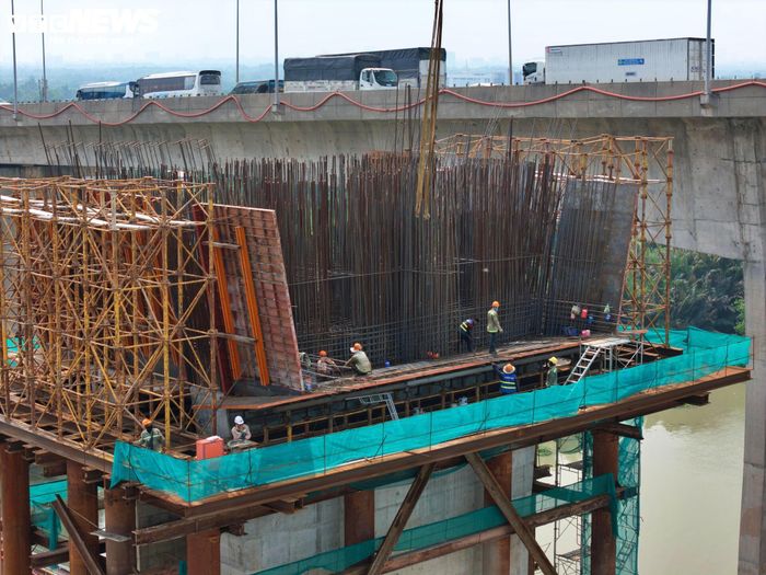Hiện nhà thầu huy động hàng trăm kỹ sư, công nhân tổ chức hàng chục mũi thi công, làm việc hai ca liên tục để đẩy nhanh tiến độ.